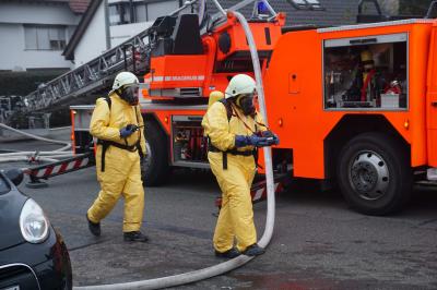 Esslingen-Zell: Gebaeudevollbrand mit mehreren Verletzten - Sprengstoffe, Gasflaschen und Chemikalien gefunden! LKA und Kampfmittelraeumdienst vor Ort